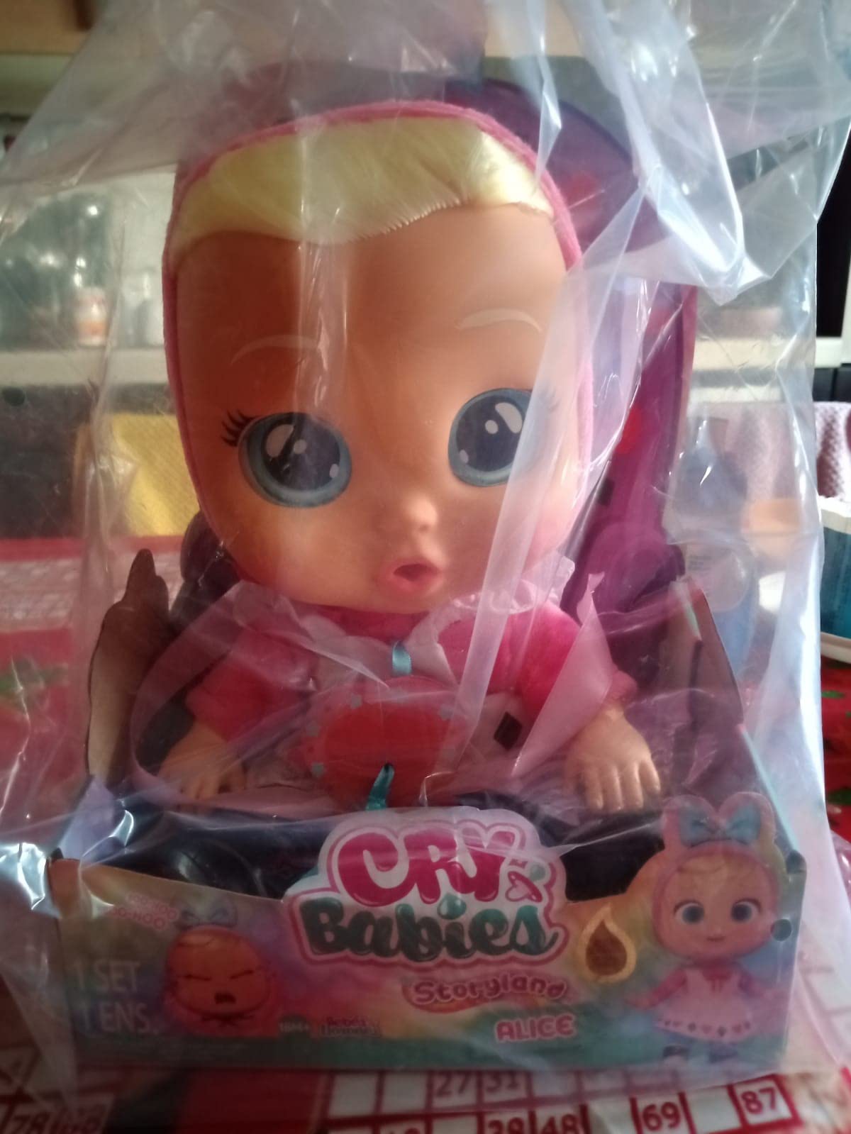 CRY BABIES Magic Tears Storyland Scarlet bambola rossa