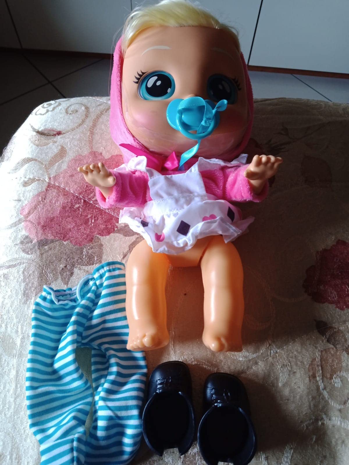 CRY BABIES Magic Tears Storyland Scarlet bambola rossa