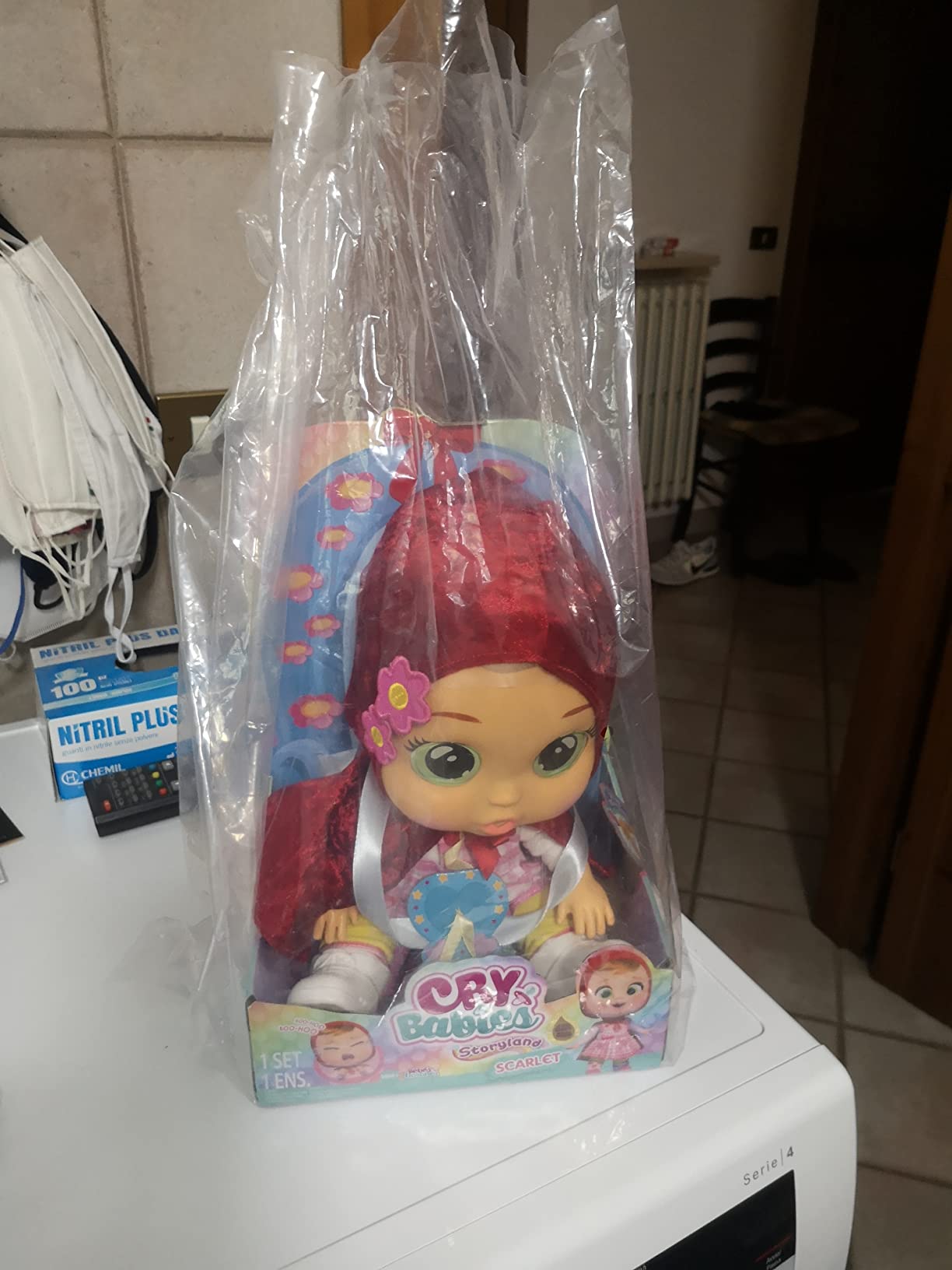 CRY BABIES Magic Tears Storyland Scarlet bambola rossa
