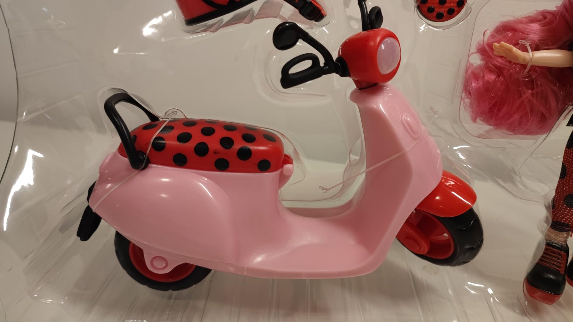 BFF by Cry Babies Lady bambola con scooter e 10 accessori