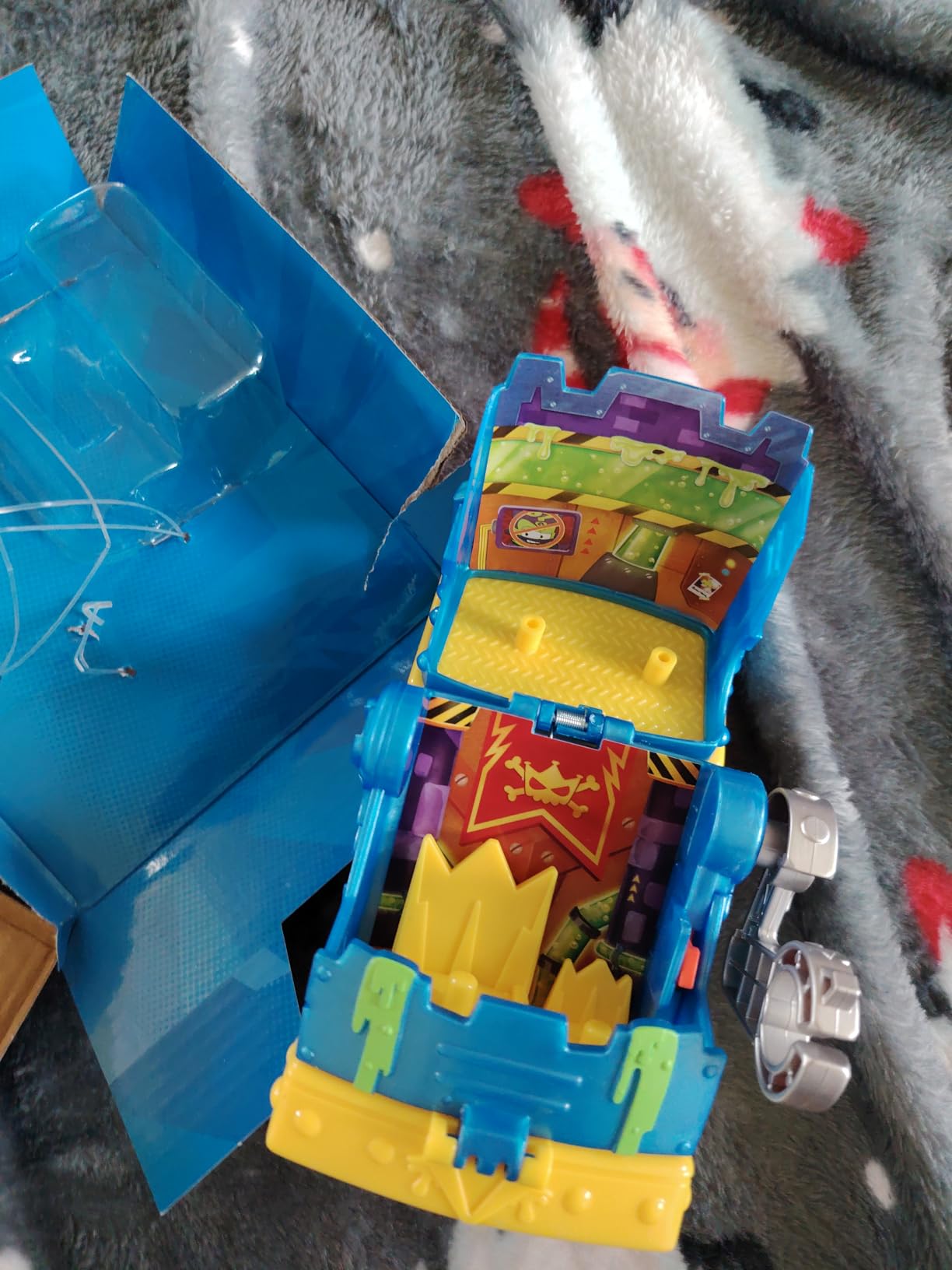 Superthings Guardians of Kazoom Base Mr. King playset tana esclusiva