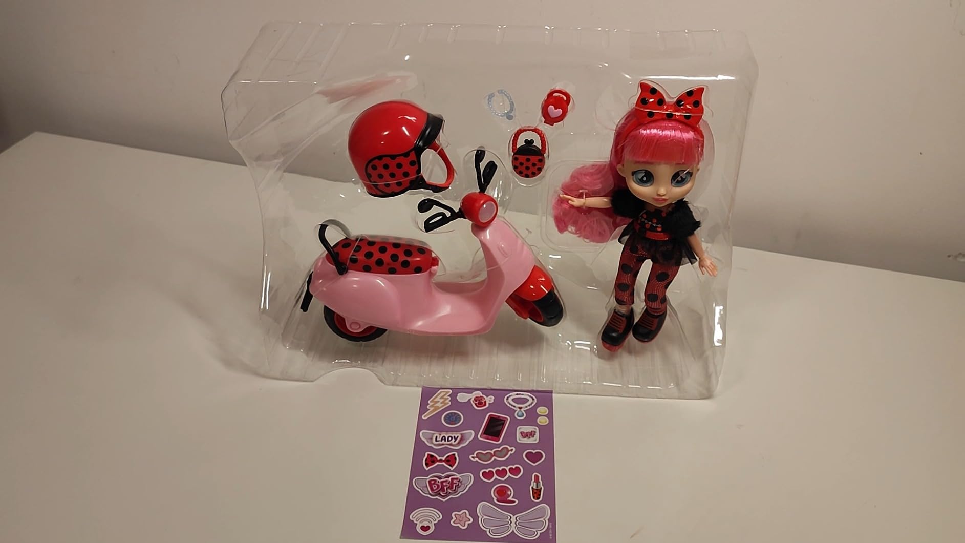 BFF by Cry Babies Lady bambola con scooter e 10 accessori
