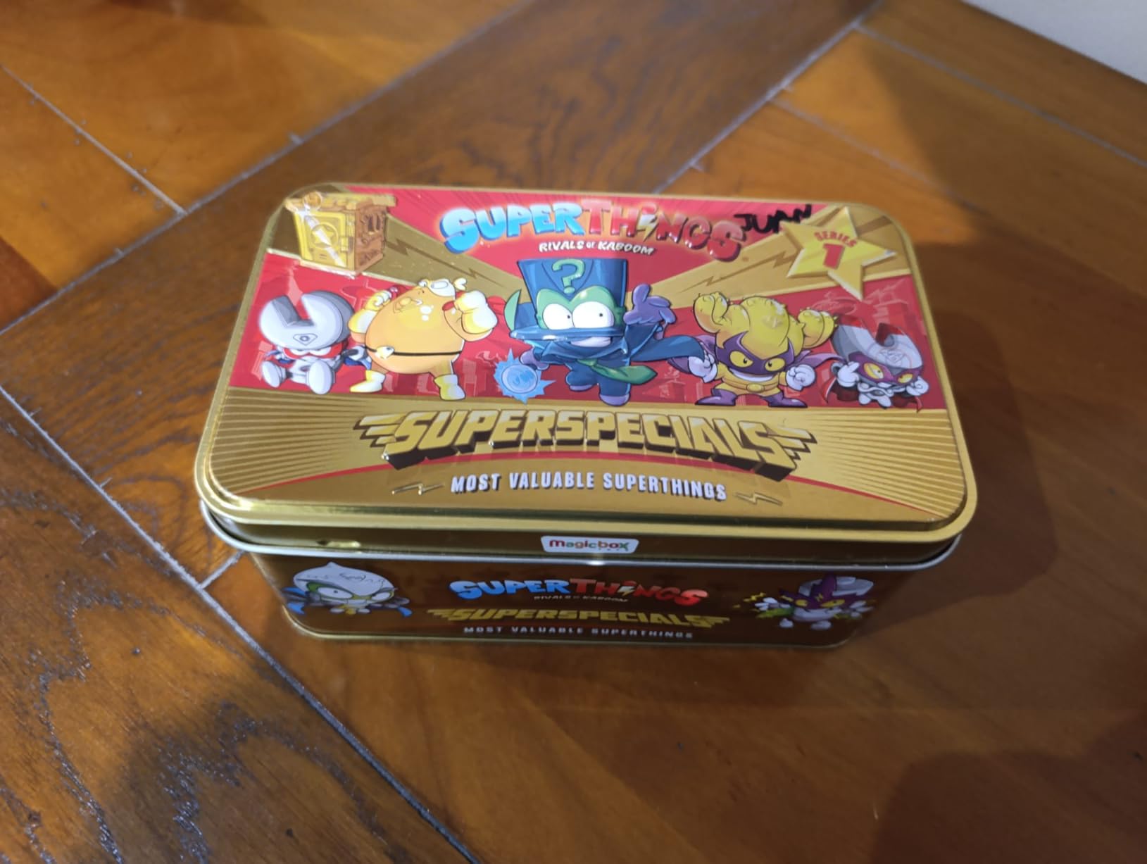 SUPERTHINGS Serie 1 Scatola Latta Gold con 9 Personaggi