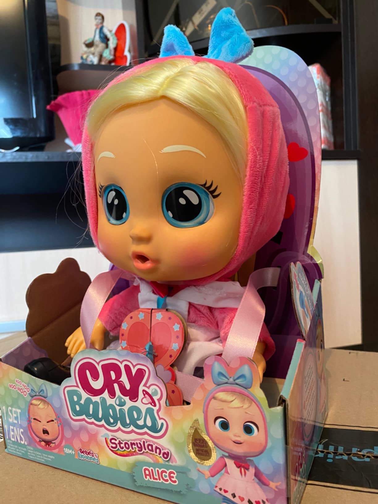 CRY BABIES Magic Tears Storyland Scarlet bambola rossa