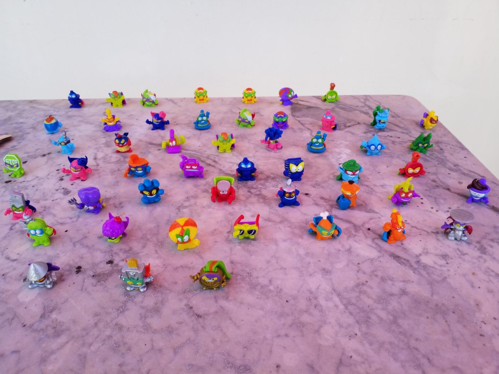 SuperThings Serie 4 PSZ4D850IN01 display 50 bustine 1 figura