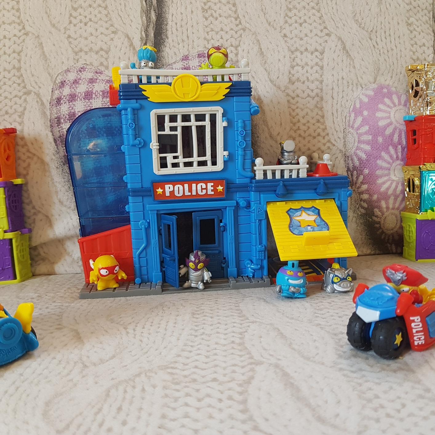 SuperThings Police Station Stazione Polizia Playset con Veicolo