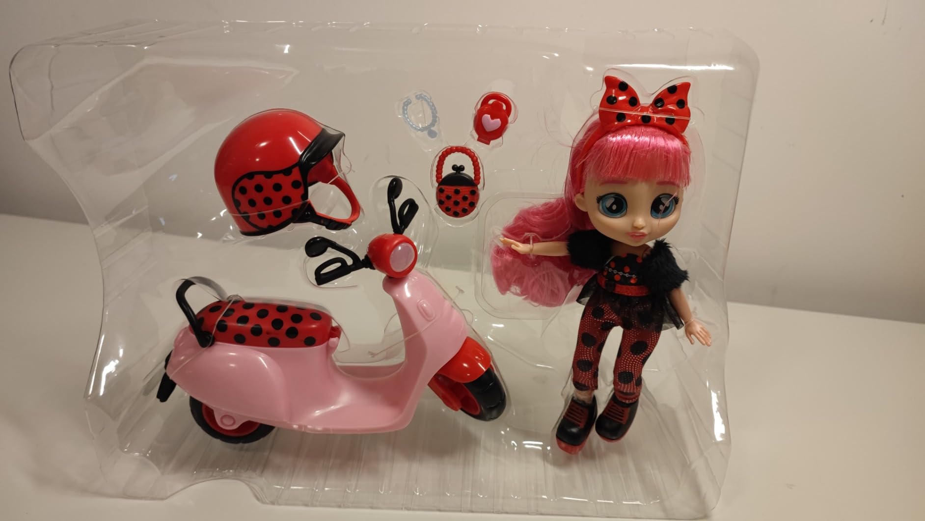 BFF by Cry Babies Lady bambola con scooter e 10 accessori