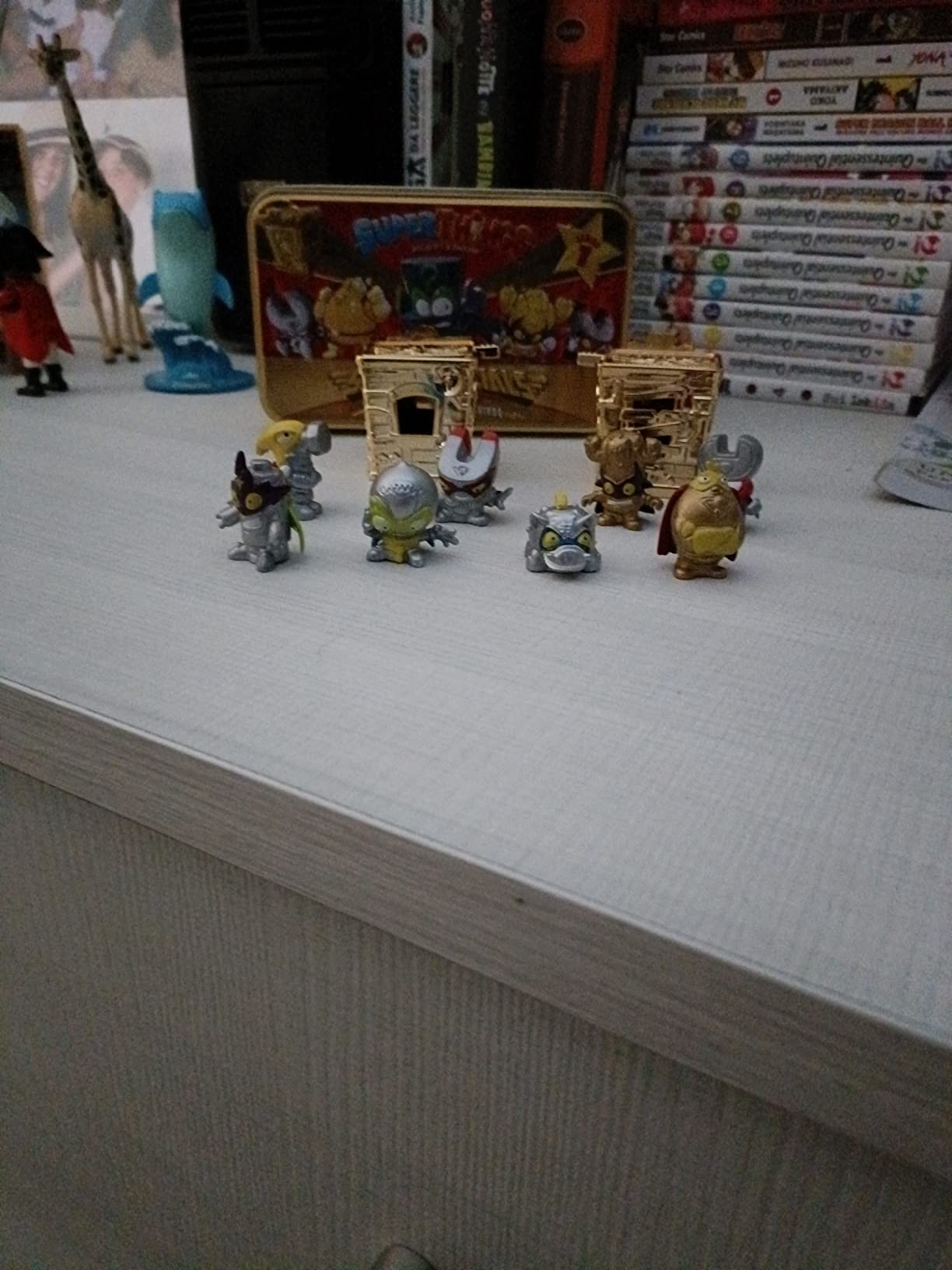 SUPERTHINGS Serie 1 Scatola Latta Gold con 9 Personaggi