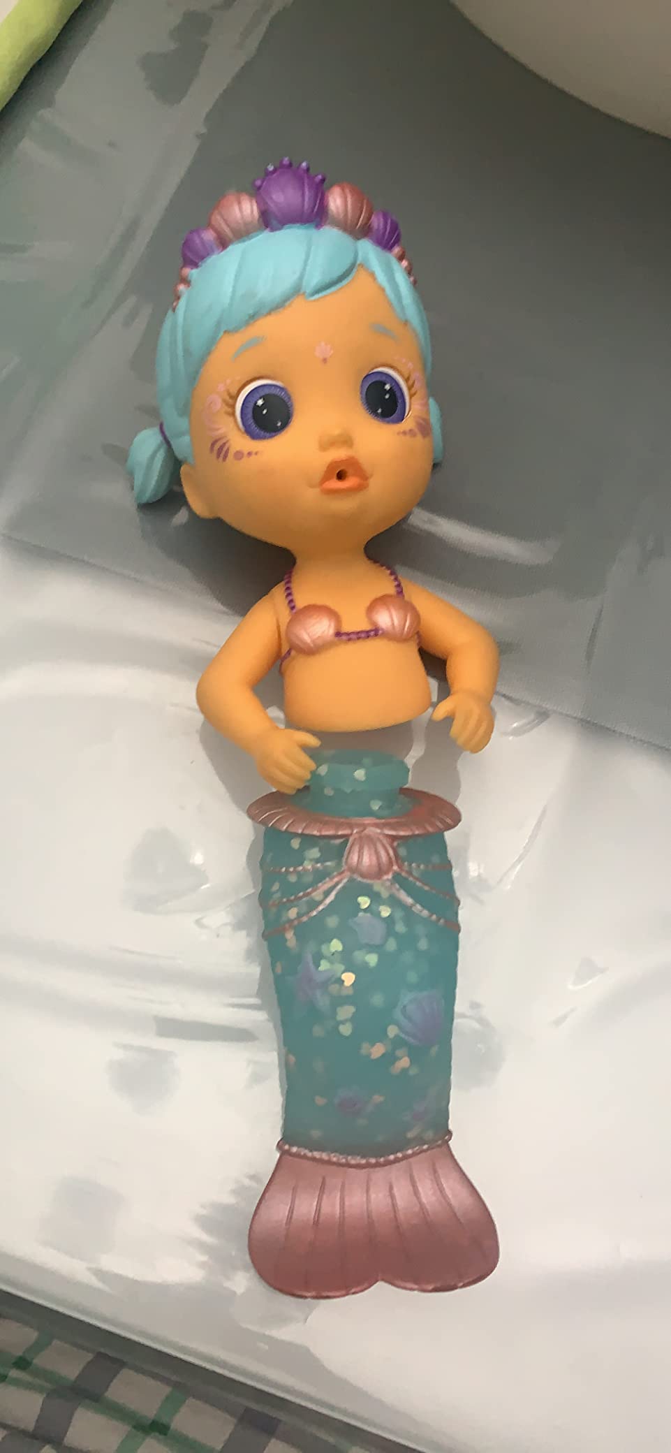 Imc Toys Bloopies Sirenetta Lovely bambola sirena bagnetto coda cambia colore